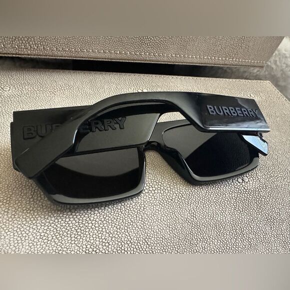 Burberry Men’s Black Rectangle Sunglasses - Made in Italy - Picture 10 of 17